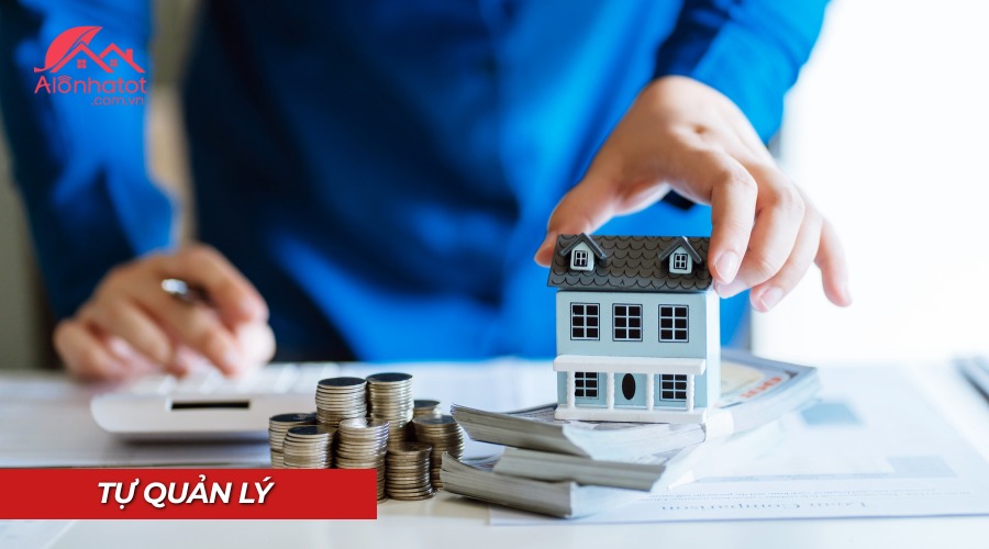 Nhà đầu tư cá nhân đang kiểm tra tài sản và hợp đồng cho thuê