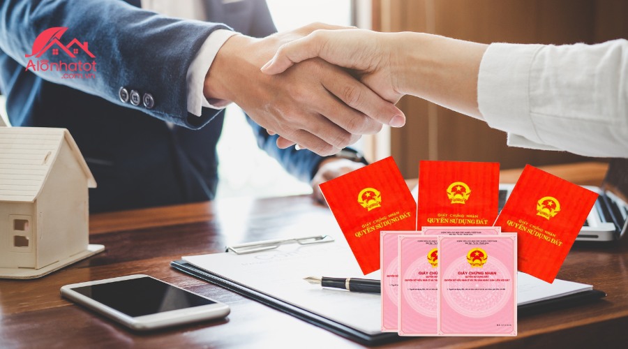 Theo khoản 1 Điều 45 Luật Đất đai 2024 thực hiện chuyển nhượng quyền sử dụng đất, các bên tham gia cần đáp ứng các điều kiện bắt buộc 