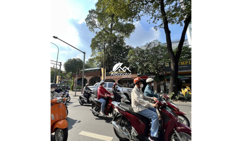 Bán nhà 102 Nguyễn Thị Minh Khai, Phường 6, Quận 3 DT 14m x 30m Cn 420m2