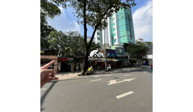 Bán nhà 102 Nguyễn Thị Minh Khai, Phường 6, Quận 3 DT 14m x 30m Cn 420m2