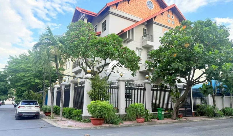 Bán Biệt Thự Góc 2MT 216/3 Nguyễn Văn Hưởng Thảo Điền Quận 2 | 301m² | 110 Tỷ 