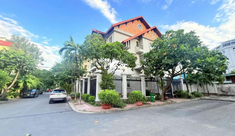 Bán Biệt Thự Góc 2MT 216/3 Nguyễn Văn Hưởng Thảo Điền Quận 2 | 301m² | 110 Tỷ 