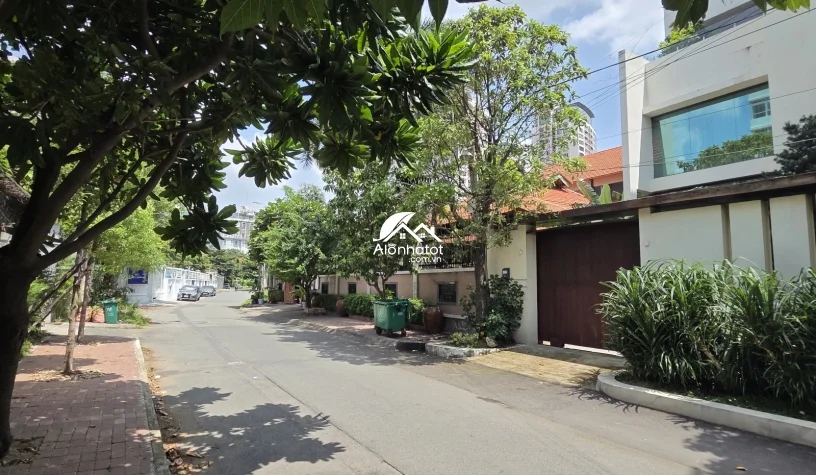 Bán Biệt Thự 204 Nguyễn Văn Hưởng Thảo Điền Q2, 350m², Hầm 3 Lầu
