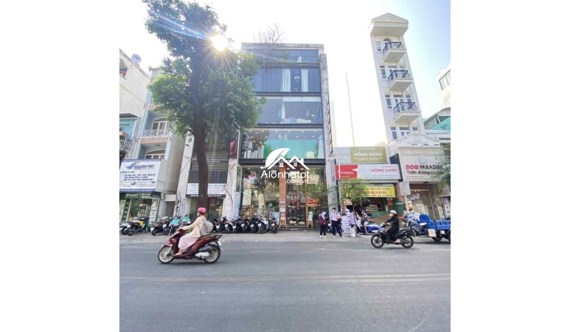 Bán nhà 211-213 Võ Văn Tần phường 5 Q.3 DT 9x18m vị trí siêu đẹp, giá tốt