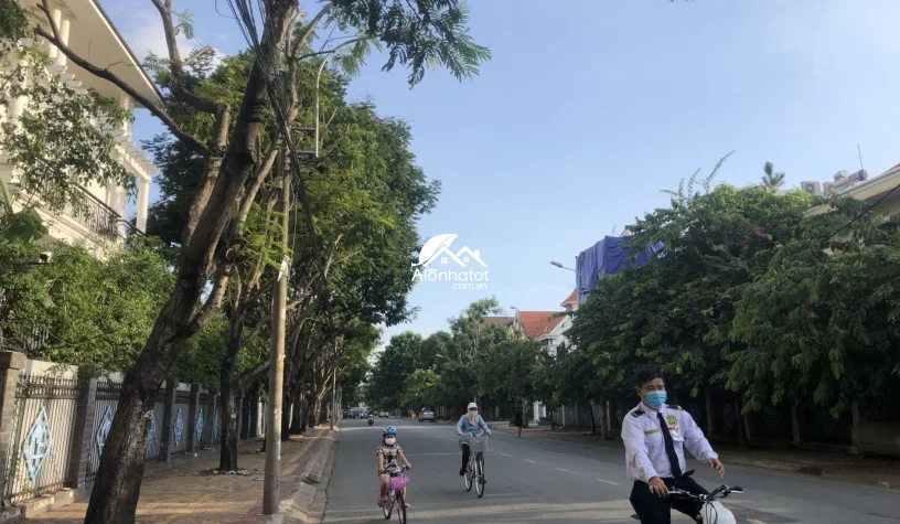 Đất mặt tiền Nguyễn Văn Hưởng Thảo Điền Quận2 DT 15.5×20