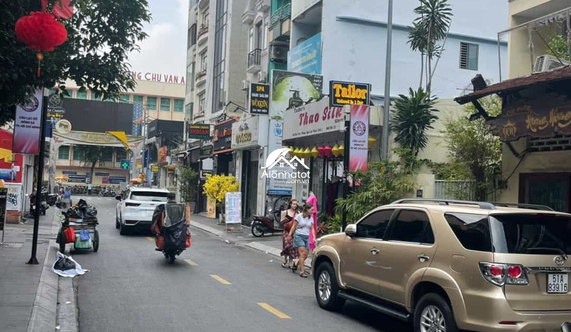 Bán căn góc mặt tiền 250-252 Bùi Viện, Quận 1 giá đầu tư