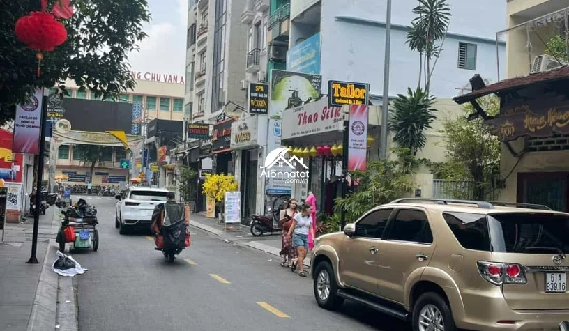 Bán căn góc mặt tiền 250-252 Bùi Viện, Quận 1 giá đầu tư