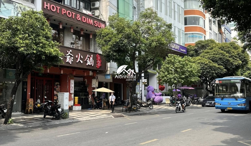 Bán nhà 204 Lê Lai Phường Bến Thành Quận 1 DT đất 11x21 CN 210m2