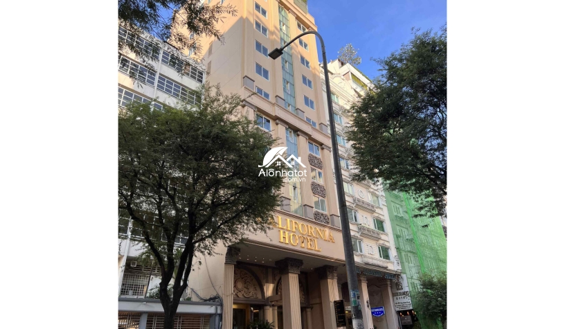 Bán khách sạn 52-54 Thủ Khoa Huân Quận 1 Chuẩn 4 Sao DT 12x32m (384m2)