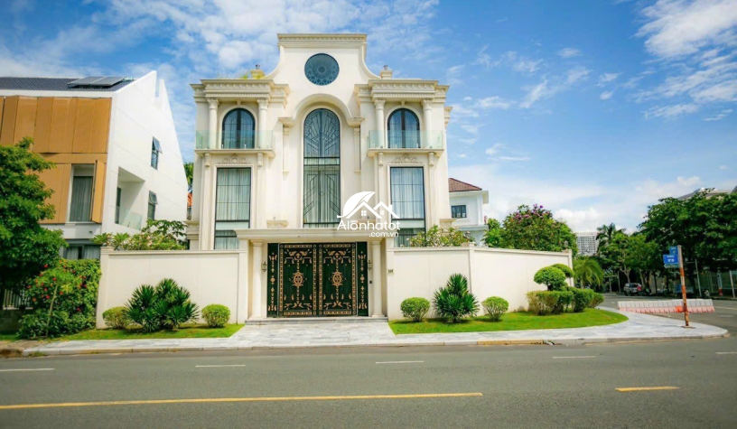 Bán Biệt Thự Góc 3 Mặt Tiền Phú Mỹ Hưng Quận 7 | 370m² CN – Giá 165 Tỷ 