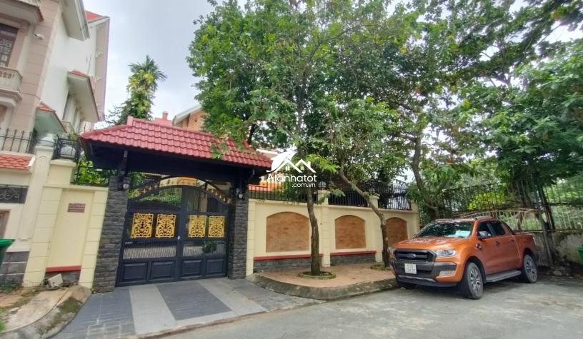 Bán biệt thự khu Kim Sơn Thảo Điền có hồ bơi 800m2 chỉ 110 Tỷ