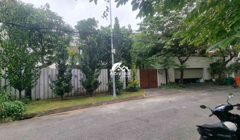 Bán biệt thự Kim Sơn Nguyễn Văn Hưởng Quận 2 DT 560m2 hồ bơi sân vườn đẹp