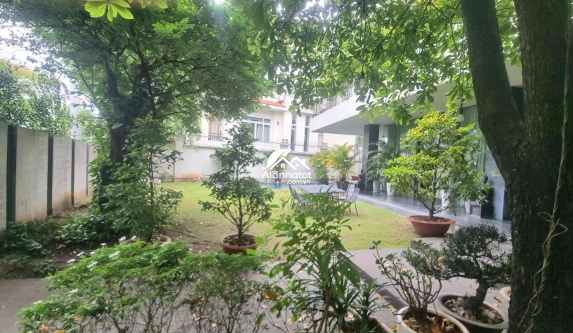 Bán biệt thự Kim Sơn Nguyễn Văn Hưởng Quận 2 DT 560m2 hồ bơi sân vườn đẹp