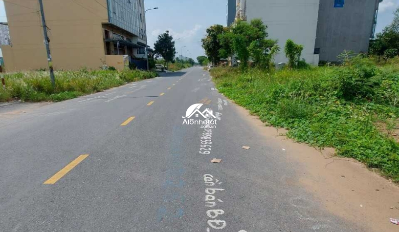 Bán đất đường Nguyễn Văn Kỉnh Quận 2 ngay UBND DT 14,4x20m, 274m2