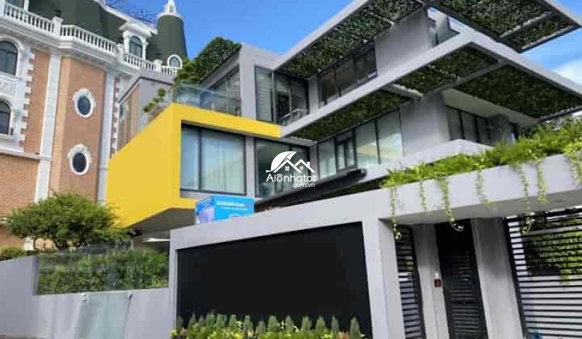 Bán nhà 132 Nguyễn Văn Hưởng Thảo Điền Hầm 3 lầu 429m2 cực đẹp