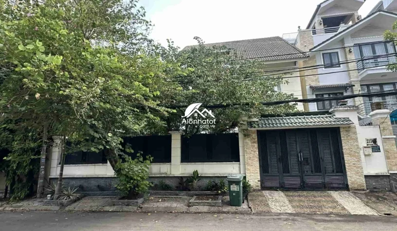 Bán nhà 215C3 Nguyễn Văn Hưởng Thảo Điền DT 380m2 sân vườn hồ bơi