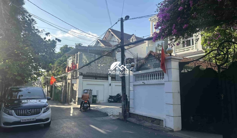 Bán nhà 41 Ngô Quang Huy Quận 2 DT 20x35 (671m2) hồ bơi sân vườn