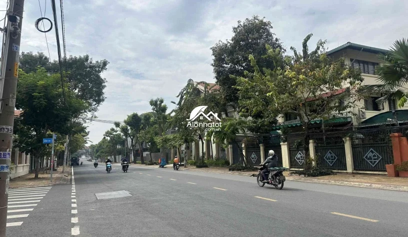 Bán nhà 151 Nguyễn Văn Hưởng Quận 2 DT 18x20 (360m2) trệt 3 lầu đẹp