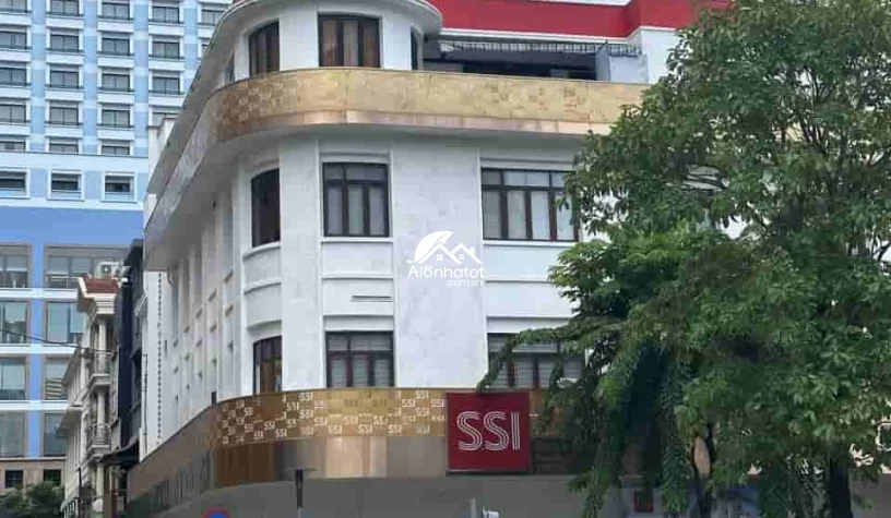 Bán nhà mặt tiền 72 Nguyễn Huệ Phường Bến Nghé Quận 1 Góc 2MT 464m2