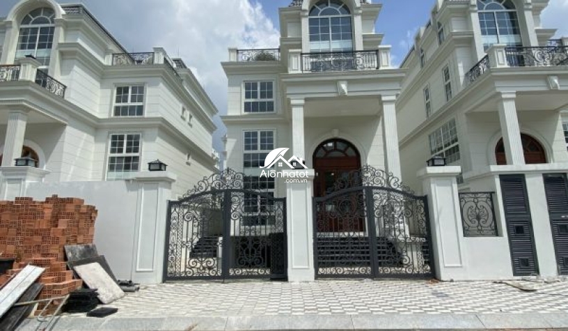 Biệt thự hồ bơi compound Nguyễn Văn Hưởng 12×23 H3L