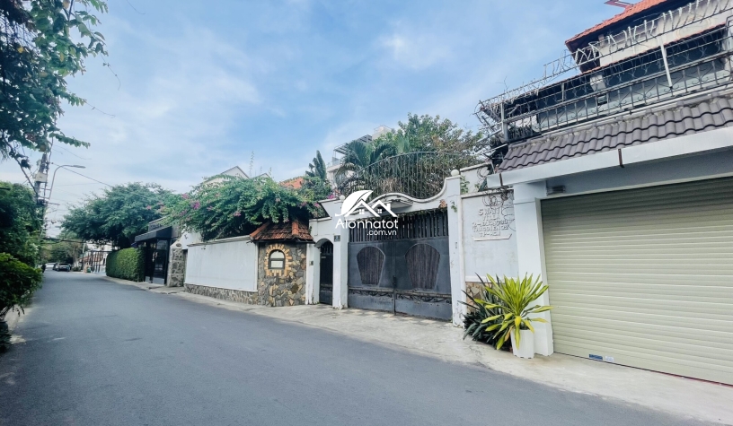 Bán mặt tiền đường số 39 Thảo Điền Quận 2 DT 1100m2 chỉ 125T