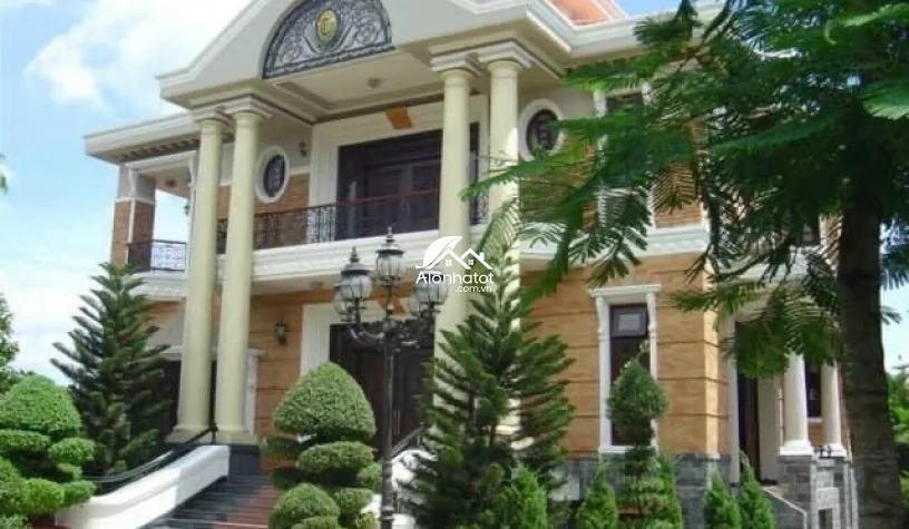 Biệt thự hồ bơi Thảo Điền Quận 2 rộng 1600m2 chỉ 68tr/m2