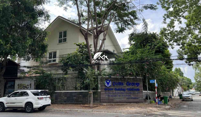 Bán Nhà 189C1 Mặt tiền đường Nguyễn Văn Hưởng, Thảo Điền, Quận 2 căn góc có hồ bơi