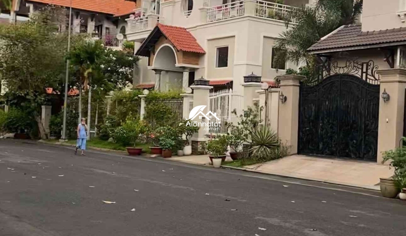 Bán đất khu Compound Eden Nguyễn Văn Hưởng DT 18,5x17 CN 315m2