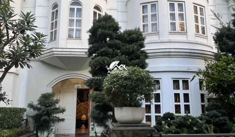 Bán biệt thự Sài Gòn Pearl DT 10x23 Hầm 4 Lầu mới Nội thất Cao Cấp