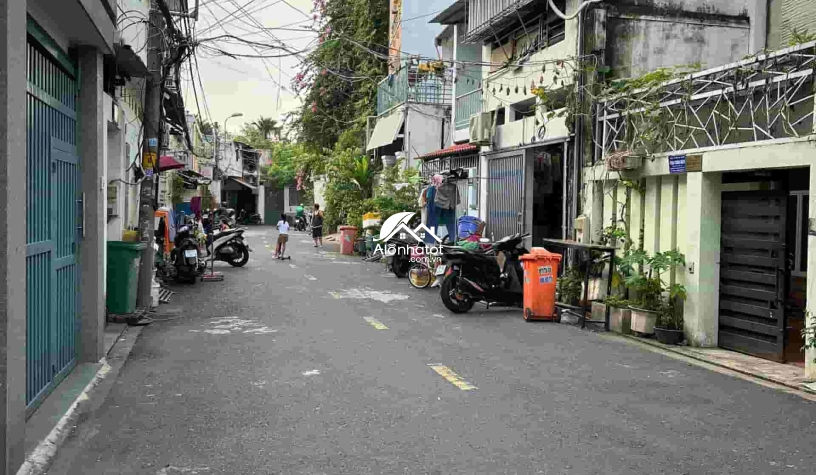 Bán nhà 42 Nguyễn Bá Huân Phường Thảo Điền Q2 DT 204m2 Trệt 3 Lầu