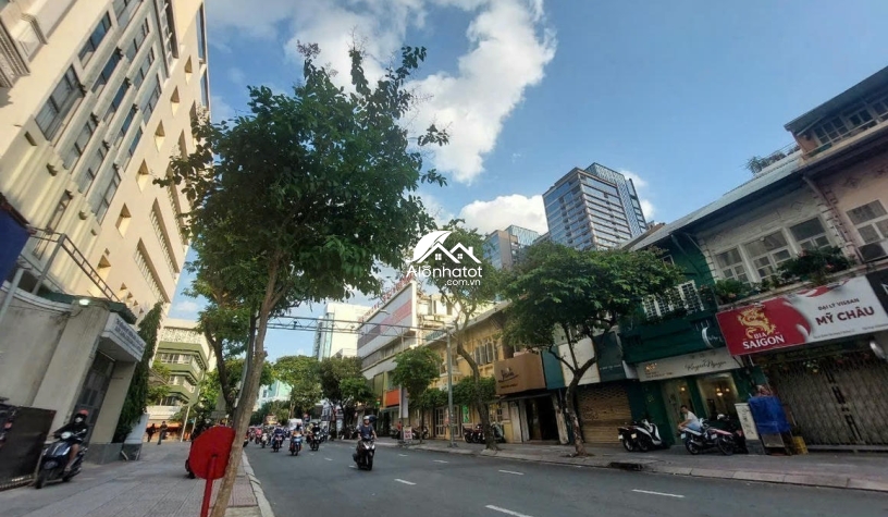 Bán nhà mặt tiền 15-17 Đinh Tiên Hoàng, Quận 1 – Vị trí đẹp ngay ngã tư